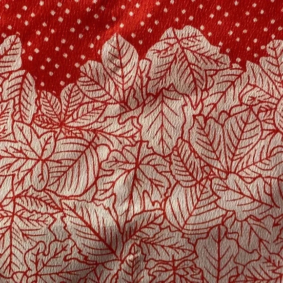 BEAUTIFUL CORAL & WHITE LEAF BORDER DESIGN SQUARE SCARF MEASURES APPROX 26”x26” - Picture 4 of 6